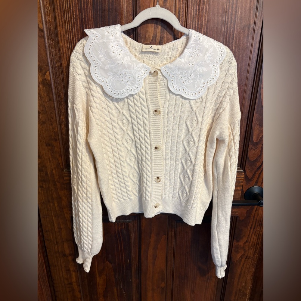 Urban Daisy ivory sweater with white lace collar buttons size M/L